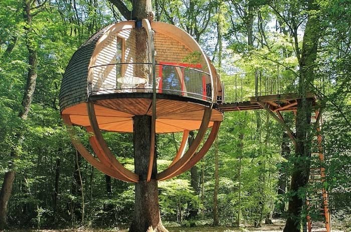 Nid_sphere_hebergement_insolite_proche_de_guedelon_a_deux_heures_de_paris-min